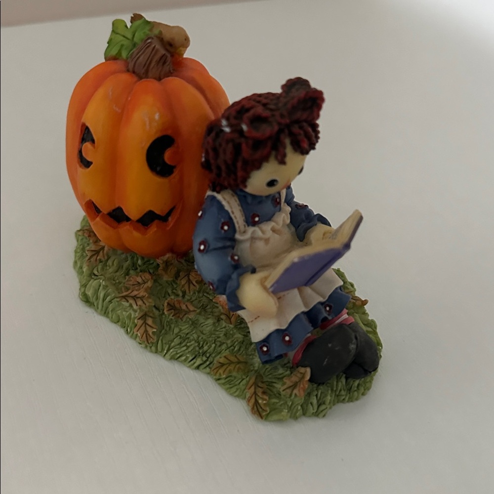 Raggedy Ann & Andy Get into the Halloween Spirit by Simon & Schuster‎